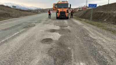 Diyarbakır’ın Kulp ilçesinde kış şartları nedeniyle kara yolunda oluşan çukur