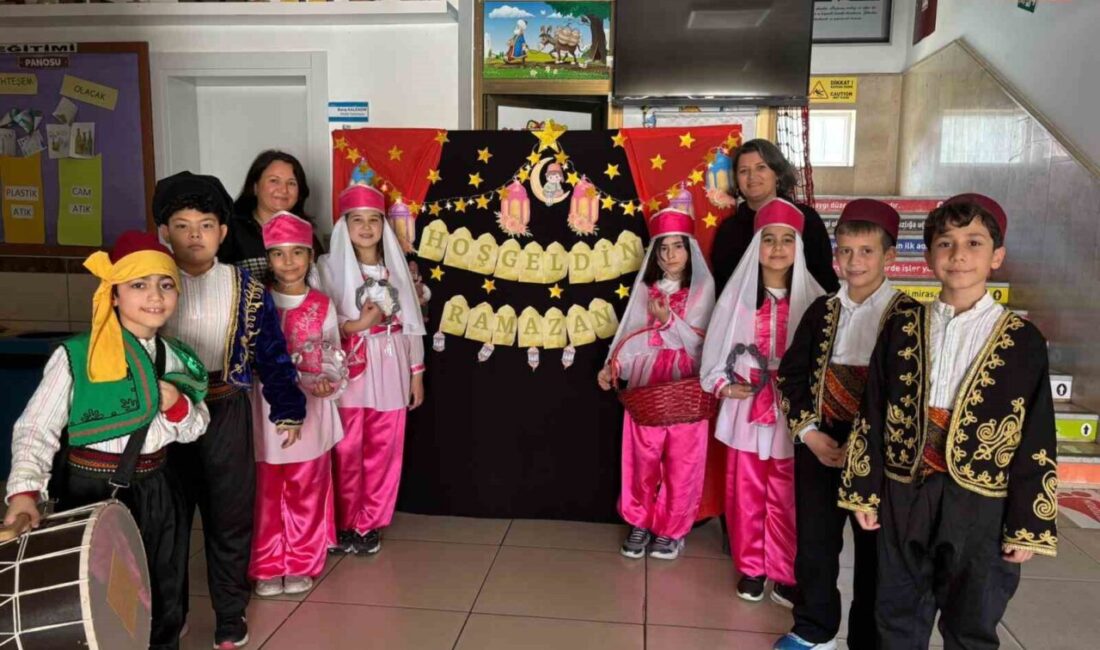 Kumluca’daki Cumhuriyet İlkokulu’nda düzenlenen Ramazan etkinliğinde öğrenciler davul çalıp mani