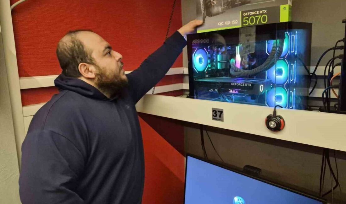 Eskişehir’deki bir internet kafe işletmesinde çalışan Mustafa Çoğal, dünya çapında