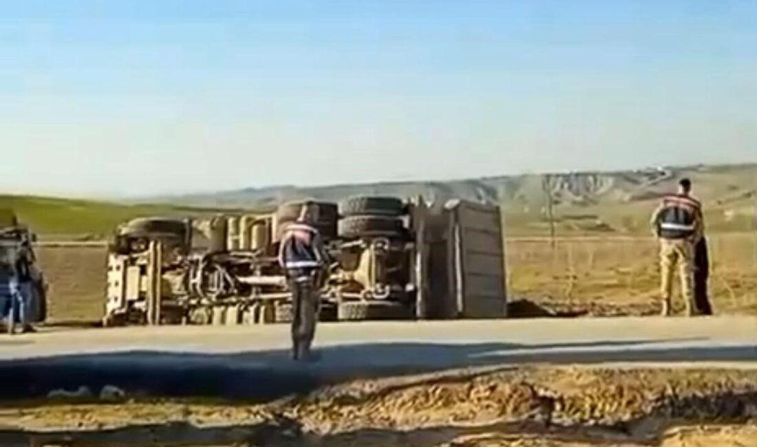 Siirt’in Kurtalan ilçesinde kontrolden çıkan kamyonun devrilmesi sonucu meydana gelen