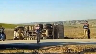 Siirt’in Kurtalan ilçesinde kontrolden çıkan kamyonun devrilmesi sonucu meydana gelen