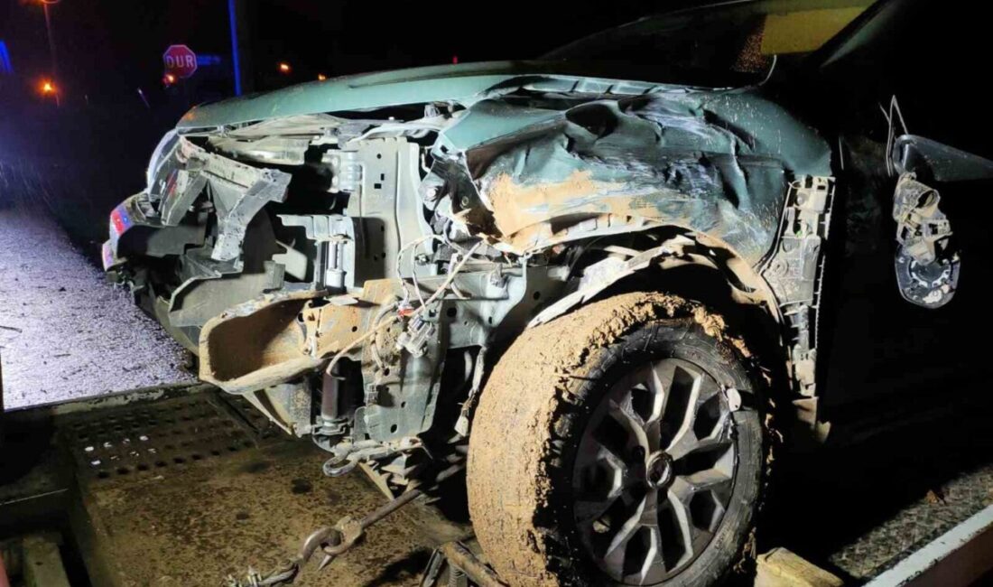 Siirt’in Kurtalan ilçesinde iki otomobil çarpışması sonucu meydana gelen trafik