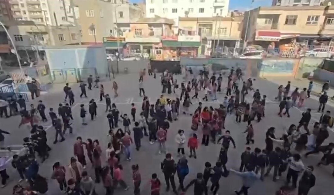 Siirt’in Kurtalan ilçesinde öğrenciler teneffüste çalınan “Kabe’de Hacılar” ilahisine hep