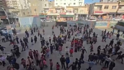 Siirt’in Kurtalan ilçesinde öğrenciler teneffüste çalınan “Kabe’de Hacılar” ilahisine hep