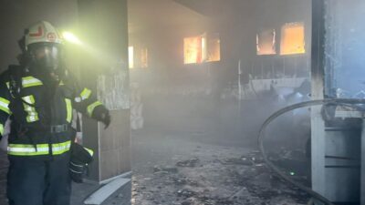 Denizli’nin Serinhisar ilçesinde bulunan kuruyemiş fabrikasında çıkan yangın, itfaiye ekiplerinin