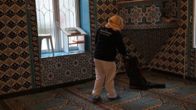 Yaklaşan mübarek Ramazan ayı öncesinde Kuşadası Belediyesi, kent genelindeki camileri