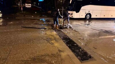 Aydın’ın Kuşadası ilçesinde yoğun yağış sebebiyle taşkın ve sel olayları