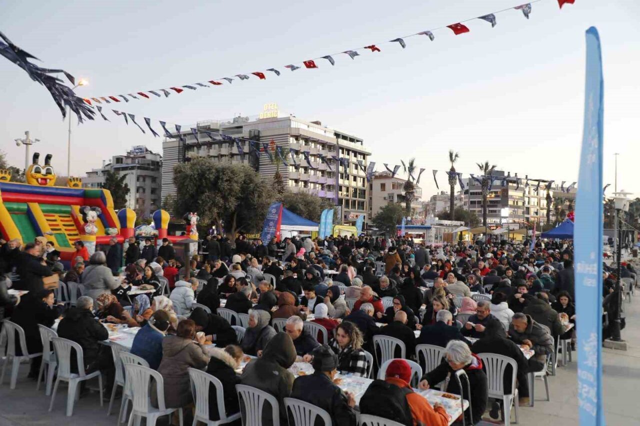 Aydın Büyükşehir Belediyesi’nin Kuşadası’nda düzenlediği iftar programı, İsmail Cem Dostluk