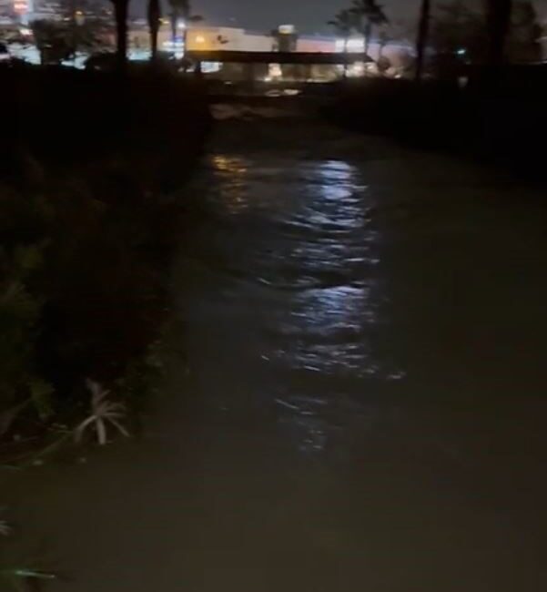 Aydın’ın Kuşadası ilçesinde yoğun yağış sebebiyle derenin taşması sonucu bir