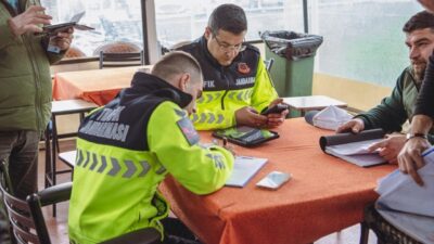 Kuşadası Belediyesi Zabıta Müdürlüğü ekipleri, çocukların güvenli ulaşım hakkını korumak