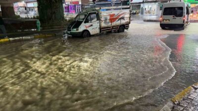 Aydın’ın Kuşadası ilçesinde sağanak yağış ile birlikte dolu ve fırtına