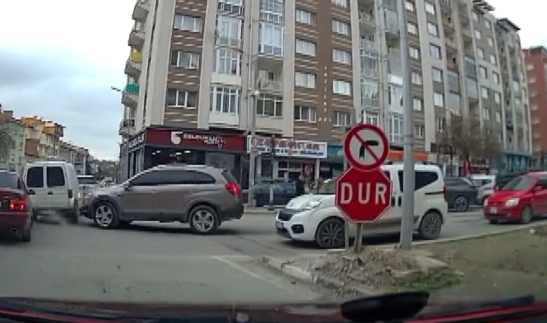 Kütahya’da iki aracın çarpışması sonucu meydana gelen trafik kazası saniye