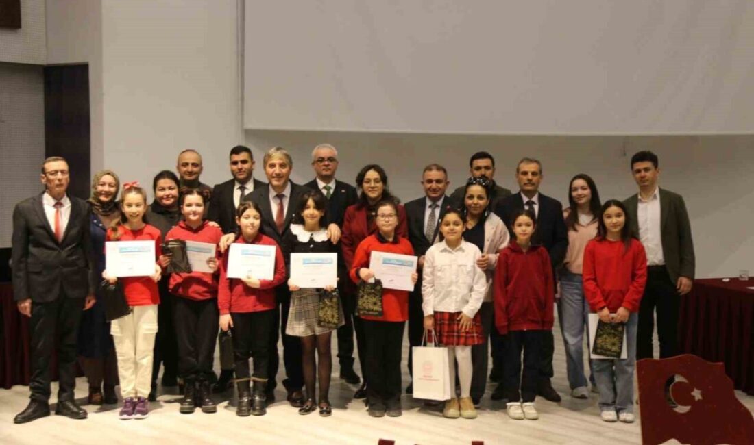 Kütahya’da, “Korkma, Gençliğin Ruhu Burada” temasıyla İstiklâl Marşı’nı ezbere ve