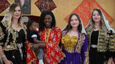 Kütahya’da düzenlenen “şalvar” etkinliğinde, Kongolu Michelle’in Kütahya yöresine ait şalvar