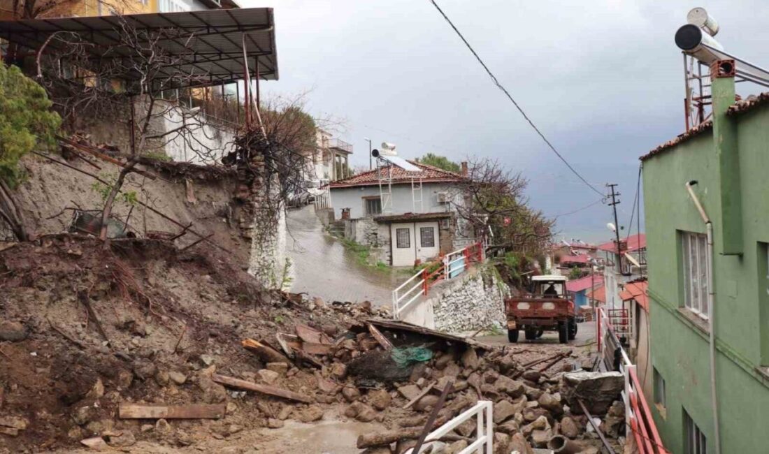 Aydın’ın Bozdoğan ilçesinde etkili olan sağanak yağış, Hisar Mahallesi’nde bir