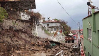 Aydın’ın Bozdoğan ilçesinde etkili olan sağanak yağış, Hisar Mahallesi’nde bir