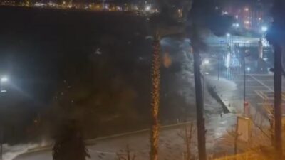 Muğla’nın Marmaris ilçesinde etkili olan lodos denizi taşırdı, dalgalar metrelerce