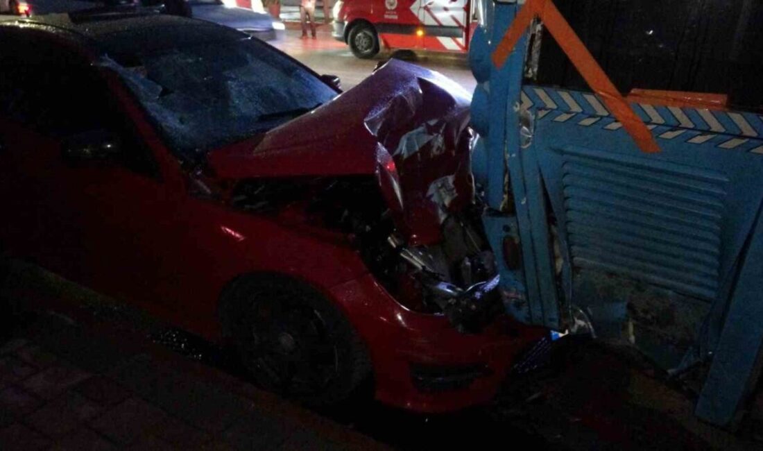 Antalya’da lüks otomobil, park halindeki halk otobüsüne arkadan çaptı. Kazada