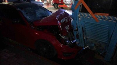 Antalya’da lüks otomobil, park halindeki halk otobüsüne arkadan çaptı. Kazada