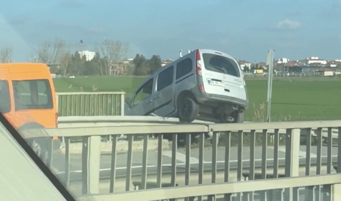 Kırklareli’nin Lüleburgaz ilçesinde sürücüsünün direksiyon hakimiyetini kaybettiği hafif ticari araç,