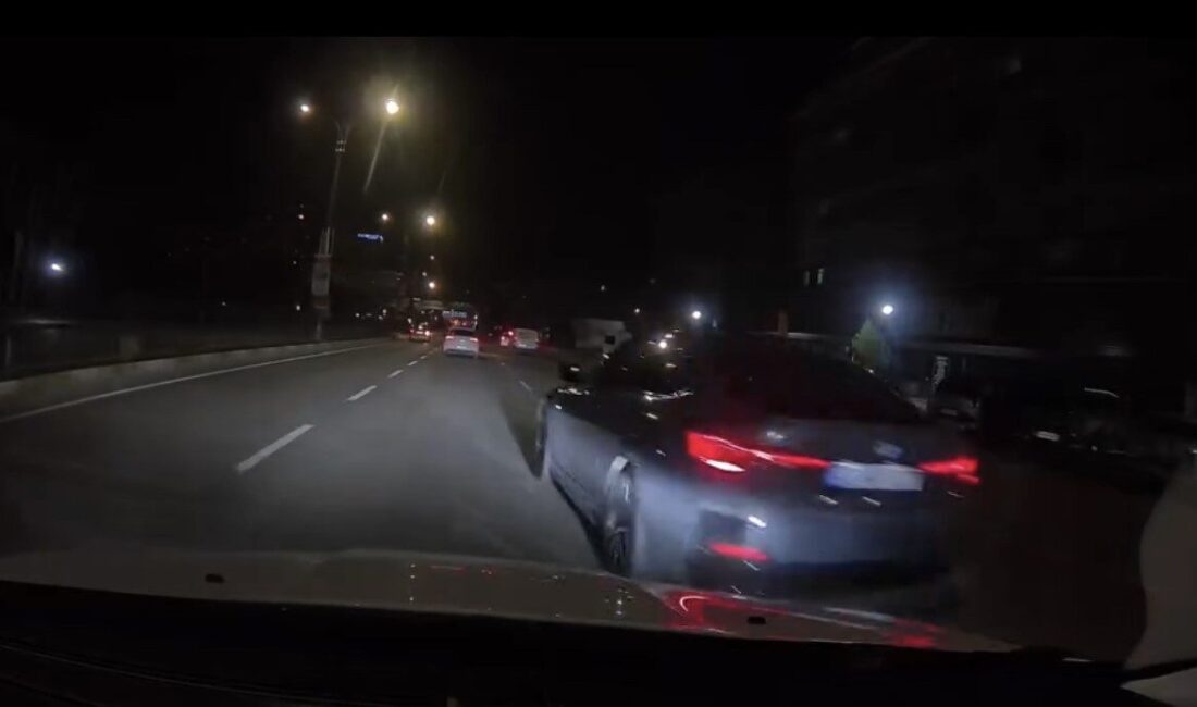 Elazığ’da makas atarak trafiği tehlikeye 2 atan sürücü kameraya yansıdı.