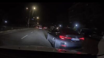 Elazığ’da makas atarak trafiği tehlikeye 2 atan sürücü kameraya yansıdı.