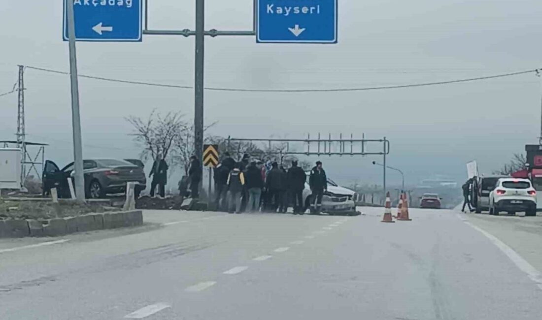 Malatya’nın Akçadağ ilçesinde iki otomobilin çarpışması sonucu meydana gelen trafik