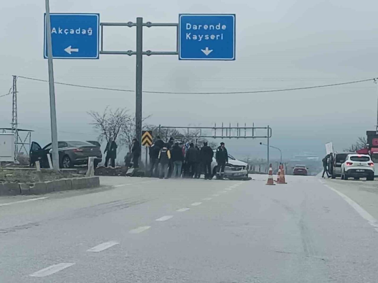 Malatya’nın Akçadağ ilçesinde iki otomobilin çarpışması sonucu meydana gelen trafik