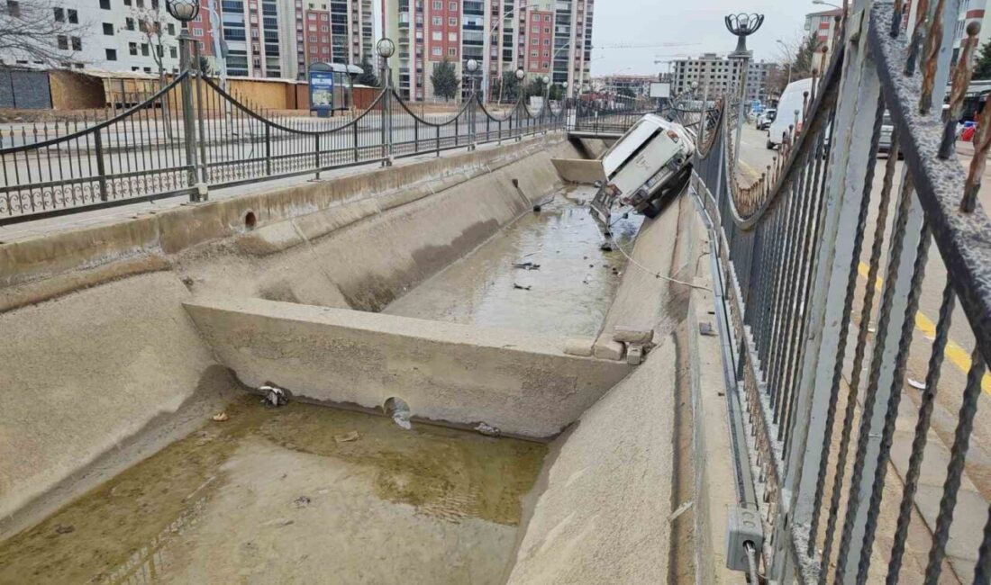 Malatya’da sürücüsünün kontrolünden çıkan pikap sulama kanalına uçtu. Olay, Yeşilyurt