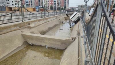 Malatya’da sürücüsünün kontrolünden çıkan pikap sulama kanalına uçtu. Olay, Yeşilyurt