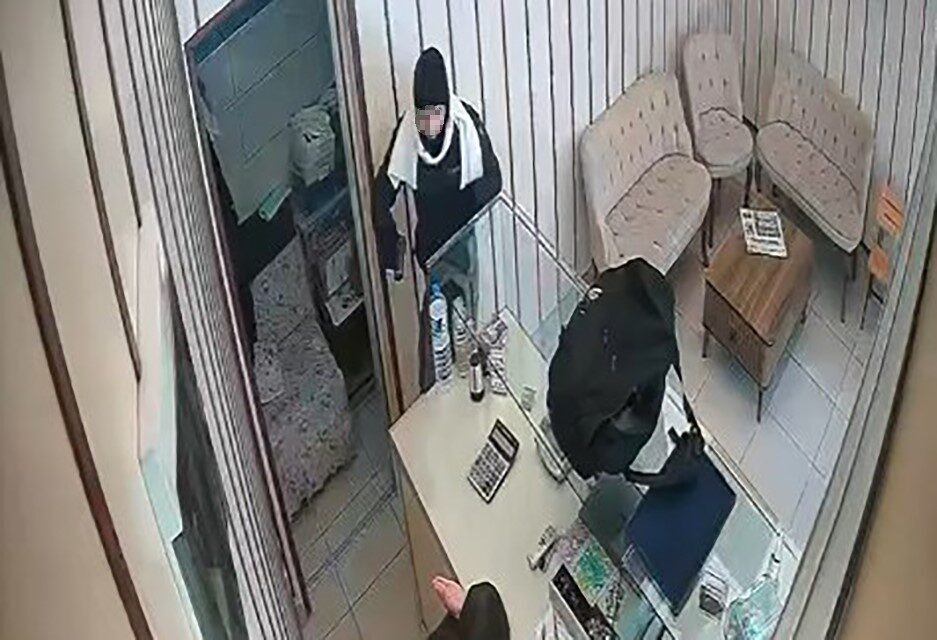 Malatya’da bir kuyumcuyu silah tehdidiyle soymaya çalışan zanlı, polis ekipleri