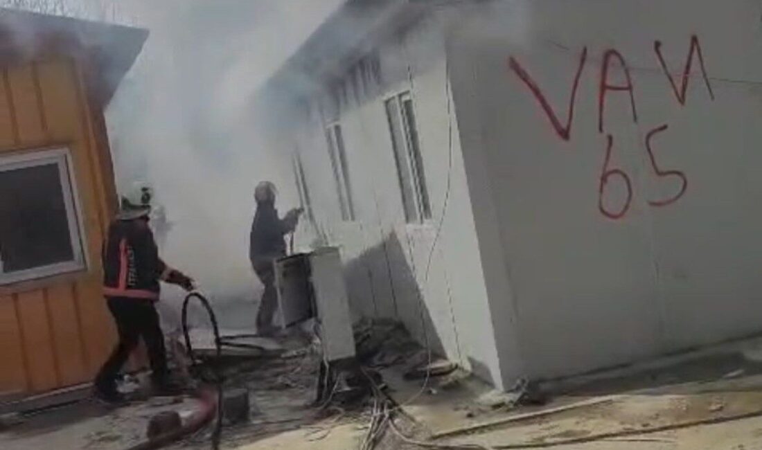 Malatya’da şantiyede işçilerin kaldığı yatakhanede yangın çıktı. Yangın itfaiye ekipleri