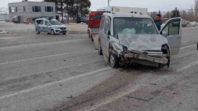 Malatya’da 2 aracın çarpışması sonucu meydana gelen trafik kazasında 2