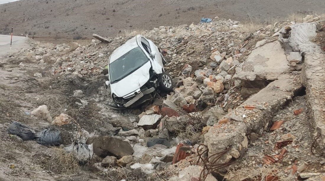 Malatya’da direksiyon hakimiyeti kaybolan otomobilin yol kenarındaki direğe çarparak kayalık