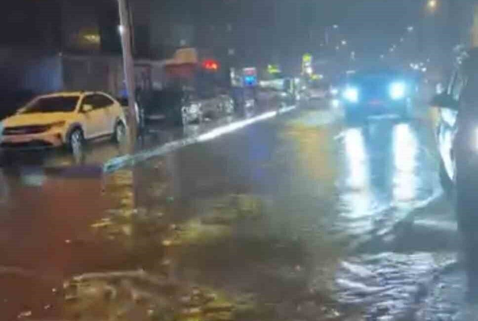 Maltepe’de gece saatlerinde aniden bastıran sağanak yağış nedeniyle yollarda yer