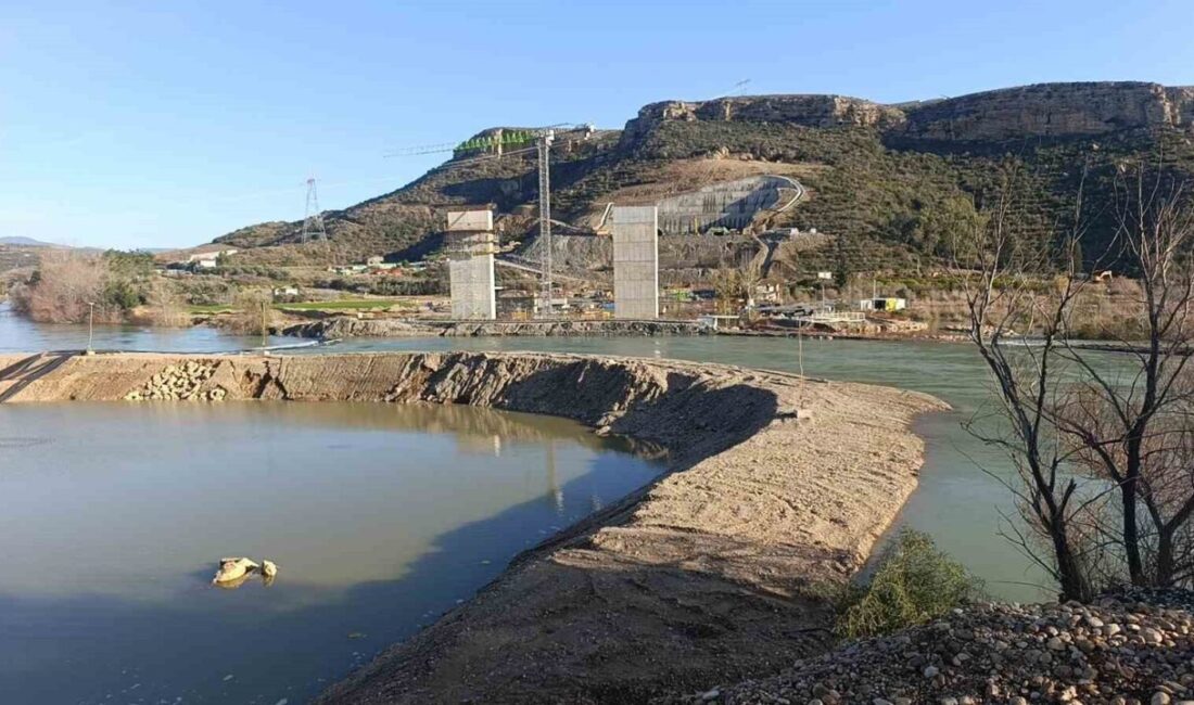 Antalya’da Oymapınar Barajı’ndan su bırakılmasıyla debisi yükselen Manavgat Irmağı taştı.