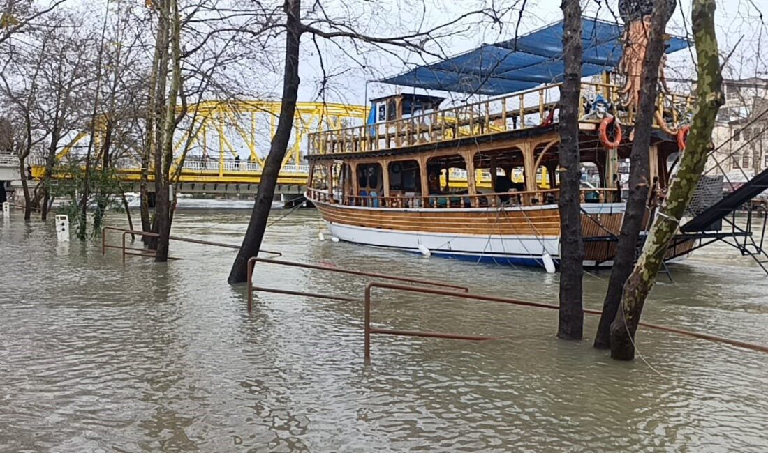 Antalya’nın Manavgat ilçesinde sabah saatlerinde etkili olan sağanak yağış, Manavgat