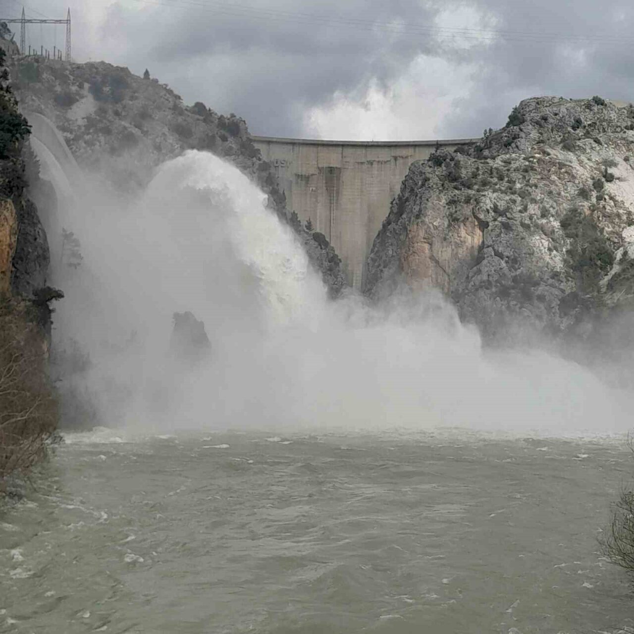 Antalya’nın Manavgat ilçesinde yağışın etkisiyle doluluk seviyesi artan Oymapınar Barajı’ndan