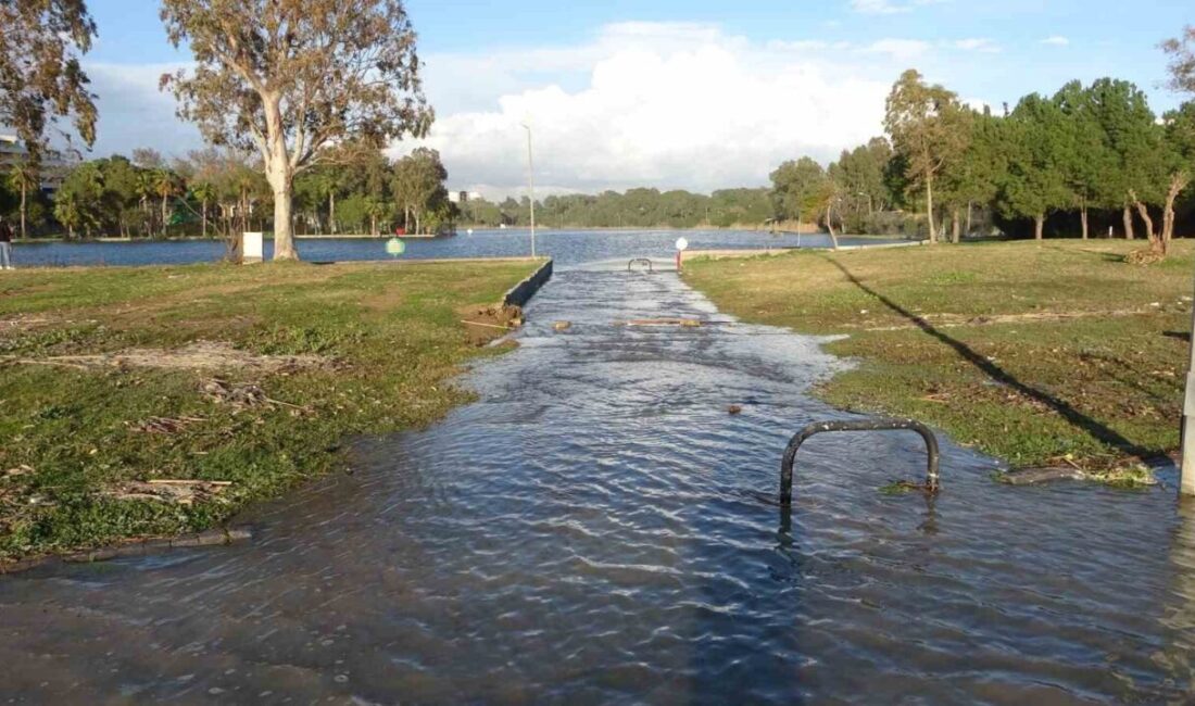 Antalya’nın Manavgat ilçesinde şiddetli fırtınanın sebep olduğu dev dalgalar Titreyengöl’de