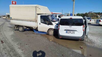 Antalya’nın Manavgat ilçesinde meydana gelen kazada kamyonet ile çarpışan hafif