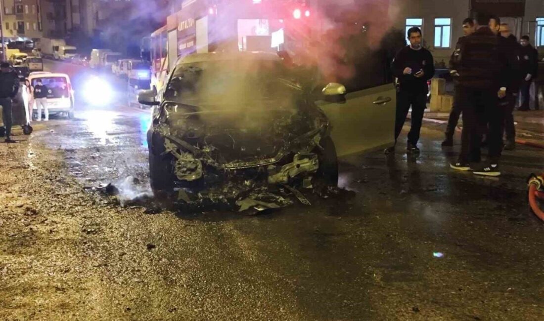 Antalya’nın Manavgat ilçesinde seyir halindeki otomobil, motor bölümünden çıkan yangın
