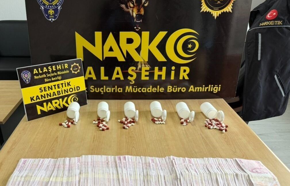 Manisa’nın Alaşehir ilçesinde sokak satıcılarına yönelik düzenlenen uyuşturucu operasyonunda 4