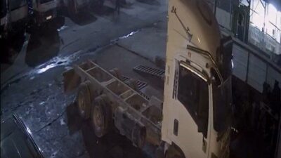 Manisa’nın Salihli ilçesindeki sanayi sitesine tamir için bırakılan otomobil, kimliği