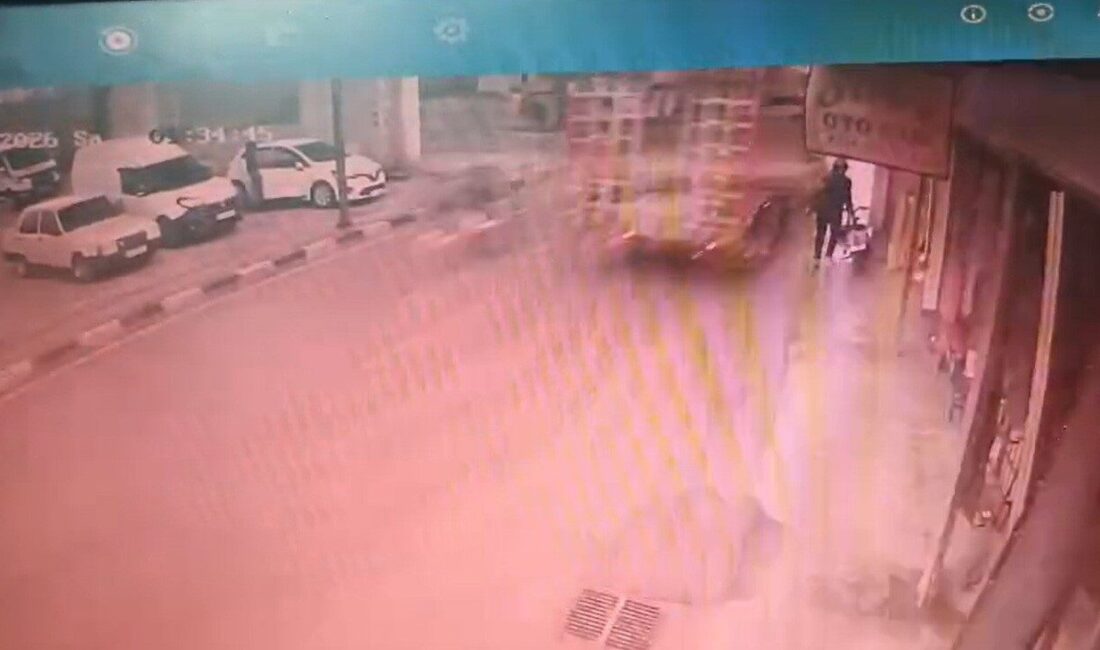 Manisa’nın Salihli ilçesinde hareket halindeki bir kamyonun üzerinde taşınan iş