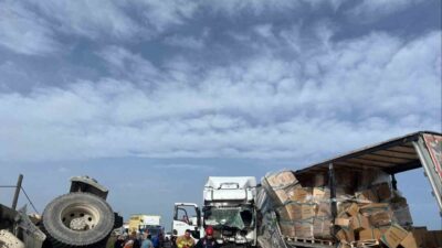 Manisa’nın Salihli ilçesinde üç aracın karıştığı trafik kazasında 1’i çocuk