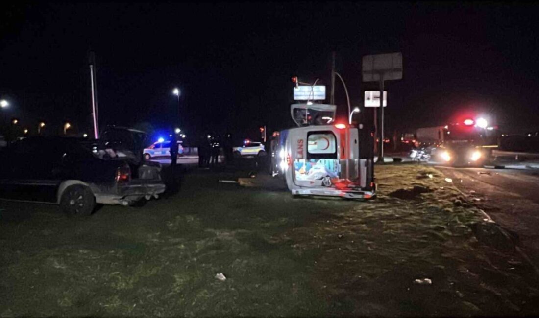 Manisa’nın Şehzadeler ilçesinde gece saatlerinde otomobil ile ambulansın çarpışması sonucu