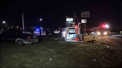 Manisa’nın Şehzadeler ilçesinde gece saatlerinde otomobil ile ambulansın çarpışması sonucu