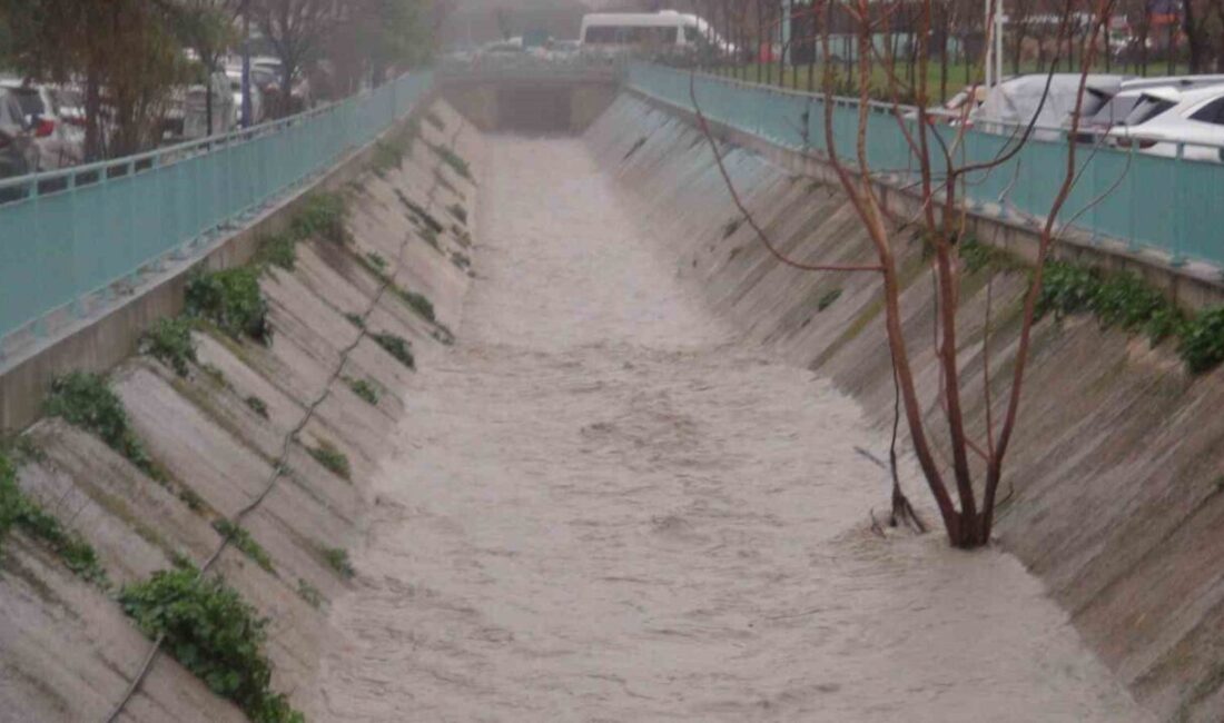 Öğleden sonra başlayan kuvvetli sağanak, Manisa’da cadde ve sokakları göle