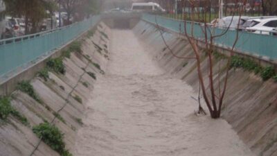 Öğleden sonra başlayan kuvvetli sağanak, Manisa’da cadde ve sokakları göle