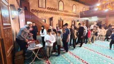 Teravih namazını Yunusemre ilçesinin Güzelyurt Mahallesindeki Eniseler Camiinde kılan Manisa